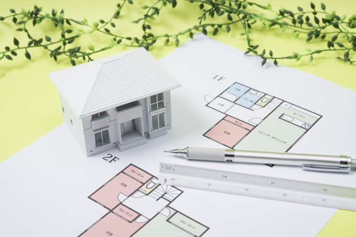 戸建ての設計図と家の模型